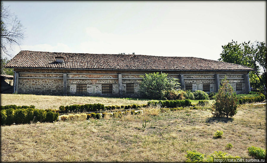Церковь Рождества Христова, построенная в конце XVI века. Самая большая церковь в Арбанаси. Её внешний облик напоминает каменный барак. Зато интерьеры поражают своим великолепием. Церковь Рождества Христова, построенная в конце XVI века. Самая большая церковь в Арбанаси. Её внешний облик напоминает каменный барак. Зато интерьеры поражают своим великолепием.