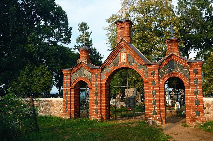 Ворота кладбища на высоком берегу Чудского озера Калласте, Эстония