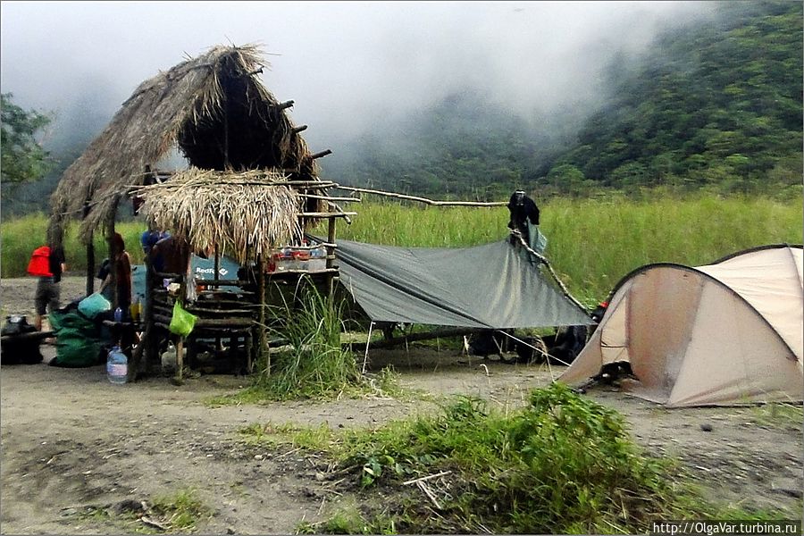 Стоянка у озера Агуингэй у подножия вулкана Булусан Стоянка у озера Агуингэй у подножия вулкана Булусан