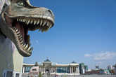 Павильон со скелетом динозавра на главной площади Улан-Батора