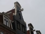 По пути вам обязательно расскажут для чего нужны такие приспособления над каждым подъездом дома в Амстердаме. По дороге, кстати, видим, что штор и занавесок в окнах домов нет.