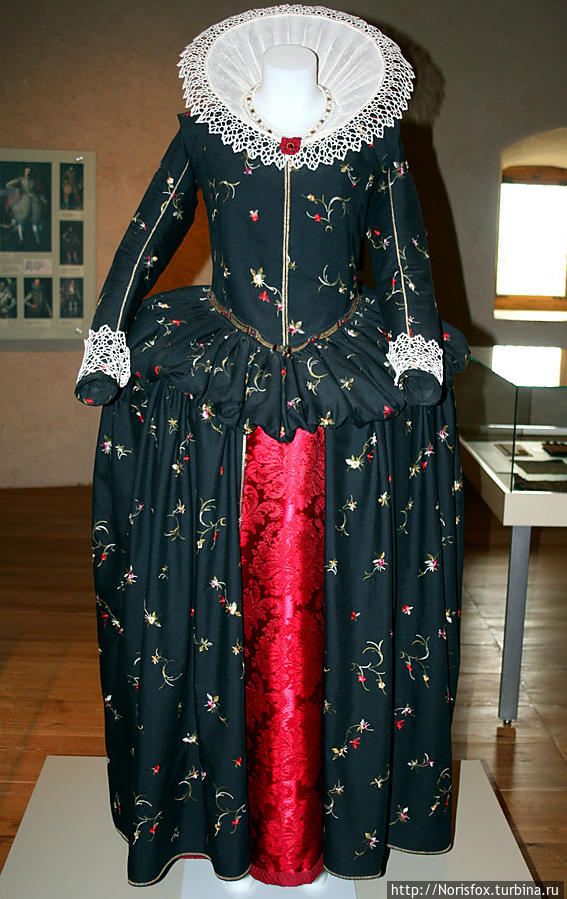 Очень уж мне понравилась выставка одежды XVI века! Не удержалась, сняла это платье во всех ракурсах:)) Бауска, Латвия