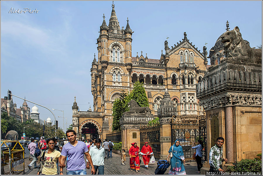 У вокзала всегда кипит жизнь...
* У вокзала всегда кипит жизнь...
*