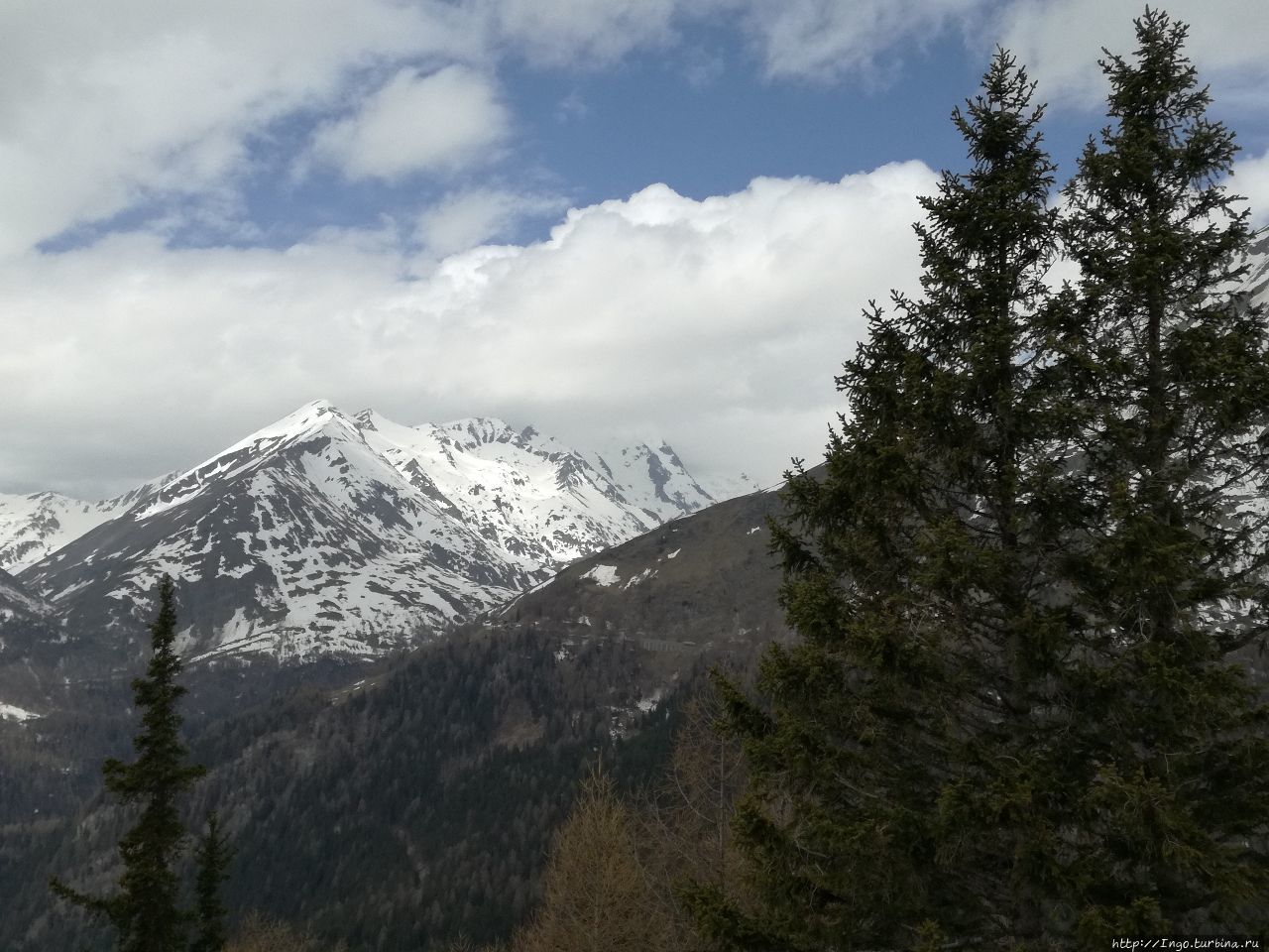 Едем на южную сторону Альп. Вершина Гросглокнера немного в облаках. Брук-ан-дер-Гросглокнерштрассе, Австрия