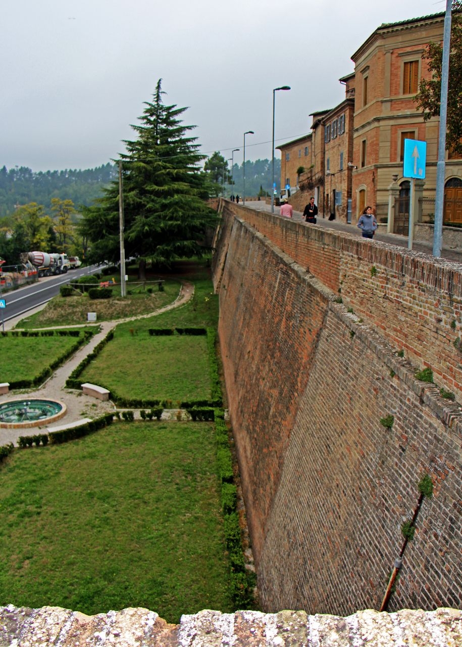 Южные крепостные стены Урбино Урбино, Италия