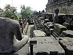 Будды Боробудура. При землетрясениях и вследствие нестандартных действий местного населения, часть голов Будд исчезло. Но некоторым повезло!