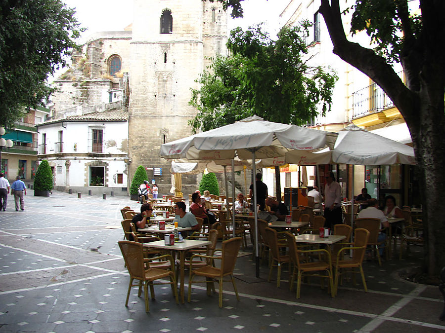 Выходим на уютную старинную площадь Plaza de Plateros.
Название этой площади переводится как Выходим на уютную старинную площадь Plaza de Plateros.
Название этой площади переводится как