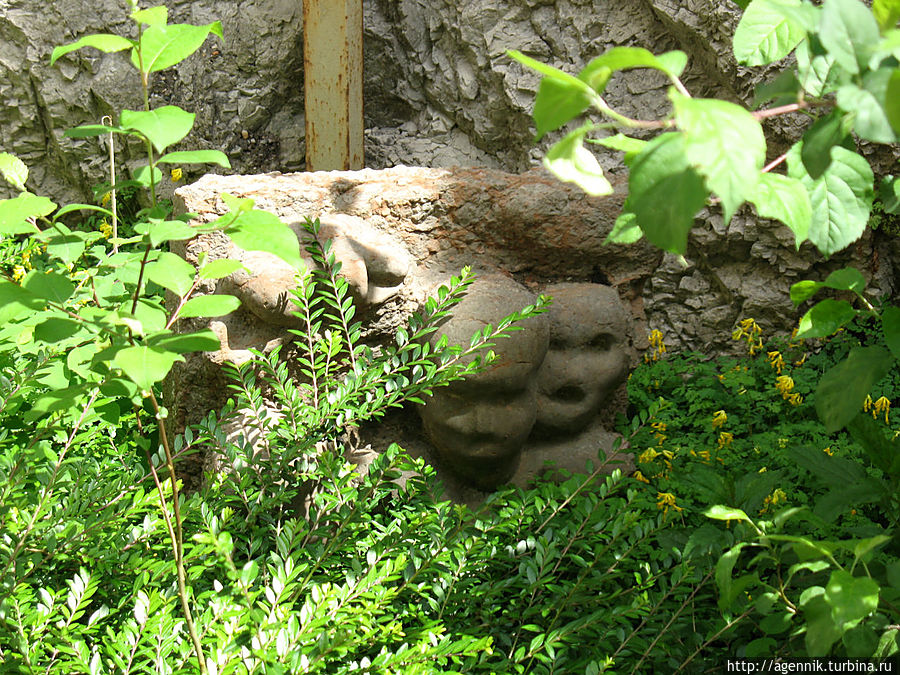 Скульптуры спрятались в кустах Зальцбург, Австрия
