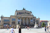 Концертный зал и памятник Шиллеру на площади Gendarmenmarkt. Здесь можно выйти и поснимать, автобус ждёт.