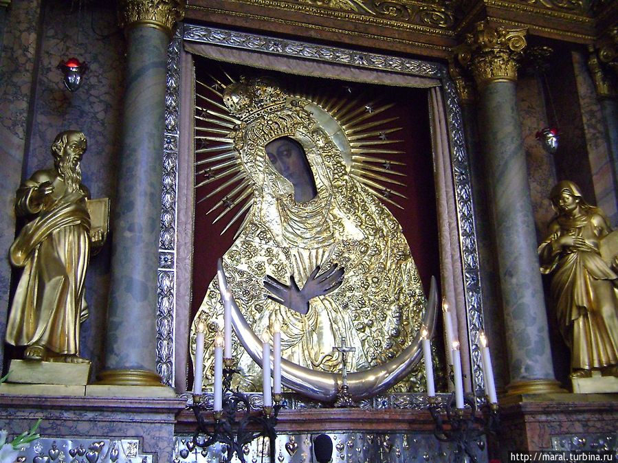 Остробрамская икона Богоматери — одна из главных христианских святынь Вильны, Литвы и Беларуси одинаково почитается католиками и православными Вильнюс, Литва