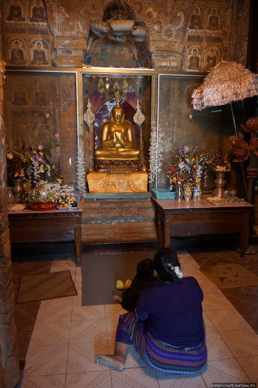 В небольших храмах течет своя размеренная жизнь Баган, Мьянма