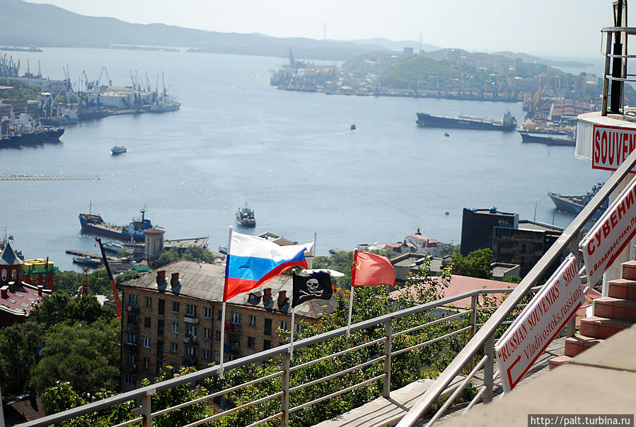 Когда Муравьев-Амурский увидел эту удобную бухту, напомнившую ему константинопольский Золотой Рог, он решил дать ей это название и основать здесь военный пост, которому в будущем предстояло стать Владивостоком Когда Муравьев-Амурский увидел эту удобную бухту, напомнившую ему константинопольский Золотой Рог, он решил дать ей это название и основать здесь военный пост, которому в будущем предстояло стать Владивостоком