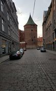 Казалось бы просто башня... А тем временем это и есть остатки стен Старой Риги. Немного сохранилось, но башня стоит.
