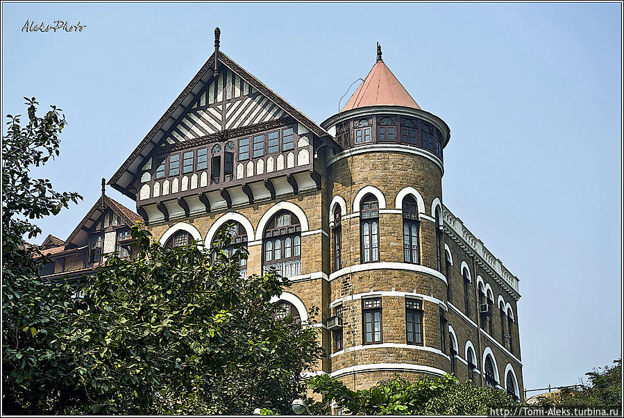 Здесь, впервые попав в Бомбей, вы удивляетесь мелькающим в окнах такси шедеврам...
* Здесь, впервые попав в Бомбей, вы удивляетесь мелькающим в окнах такси шедеврам...
*