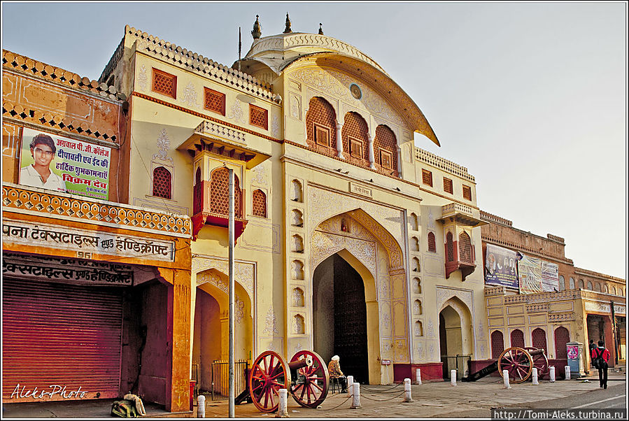Вход в один из городских дворцов. туда мы тоже еще сходим, а пока мы едем в сторону гор — в форт Амбер...
* Джайпур, Индия