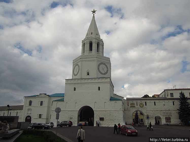 На входе в Кремль.