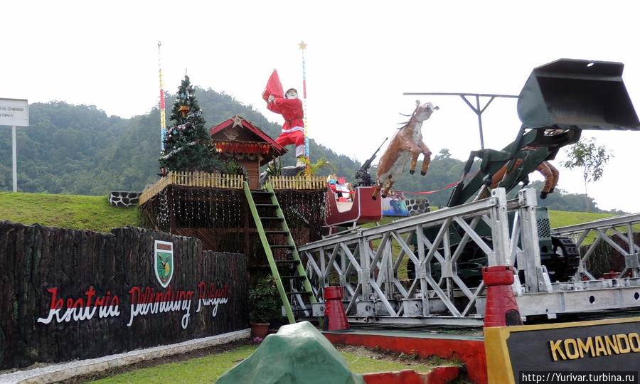 Памятник у войсковой части на дороге Сентани — Джаяпура Джайпура, Индонезия
