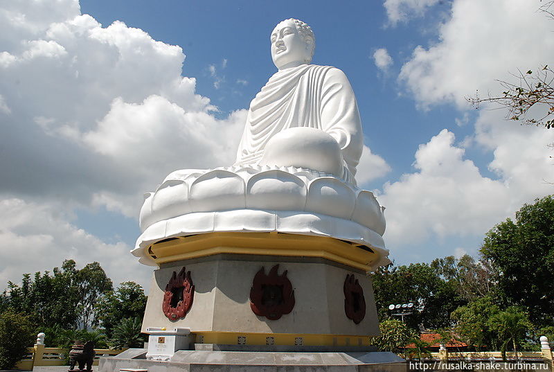 Будда в облаках Нячанг, Вьетнам