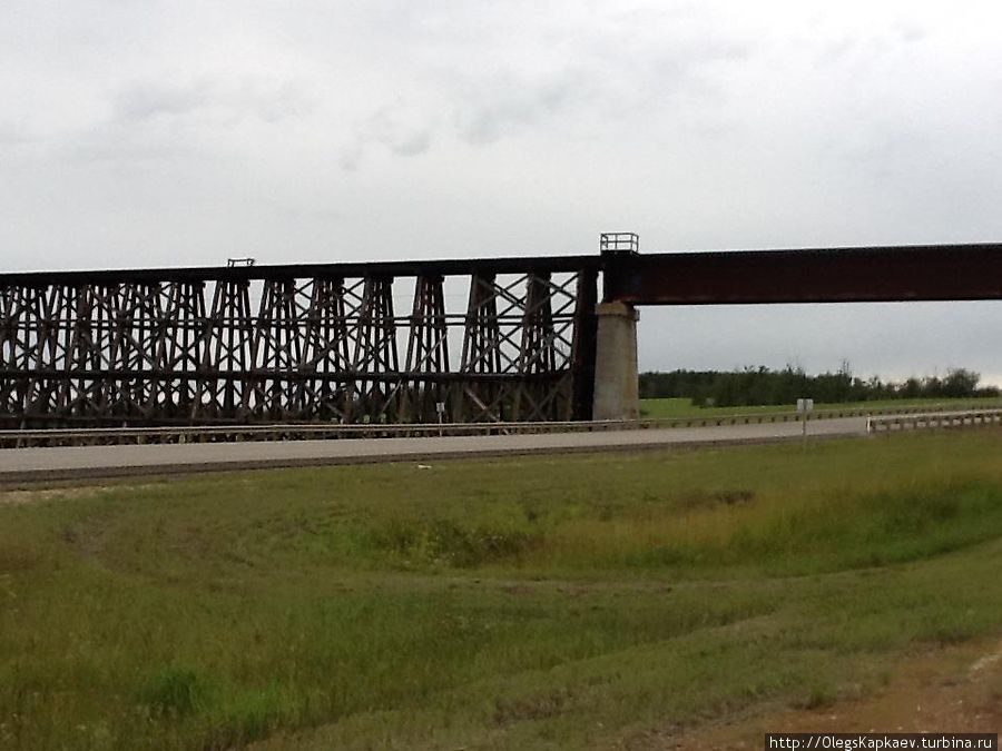 Легендарный Rochfordский мост. Он держит рельсы и поезда на деревянных брусьях и длина его более 500 метров (вот откуда идея в фильме Край) Канада