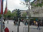 Митинг у Триумфальной арки (слева за кадром)