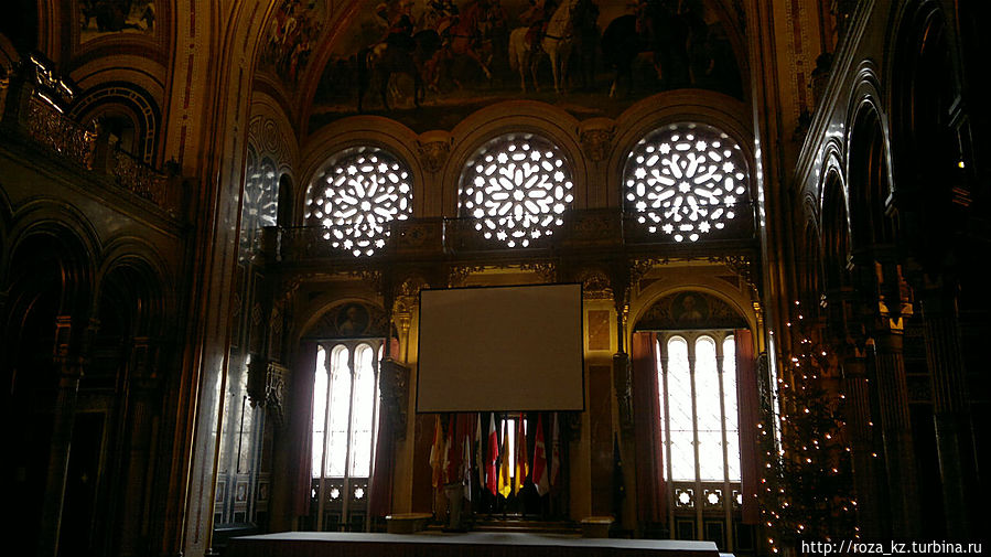 по обе стороны этого зала — разные павильоны Вена, Австрия