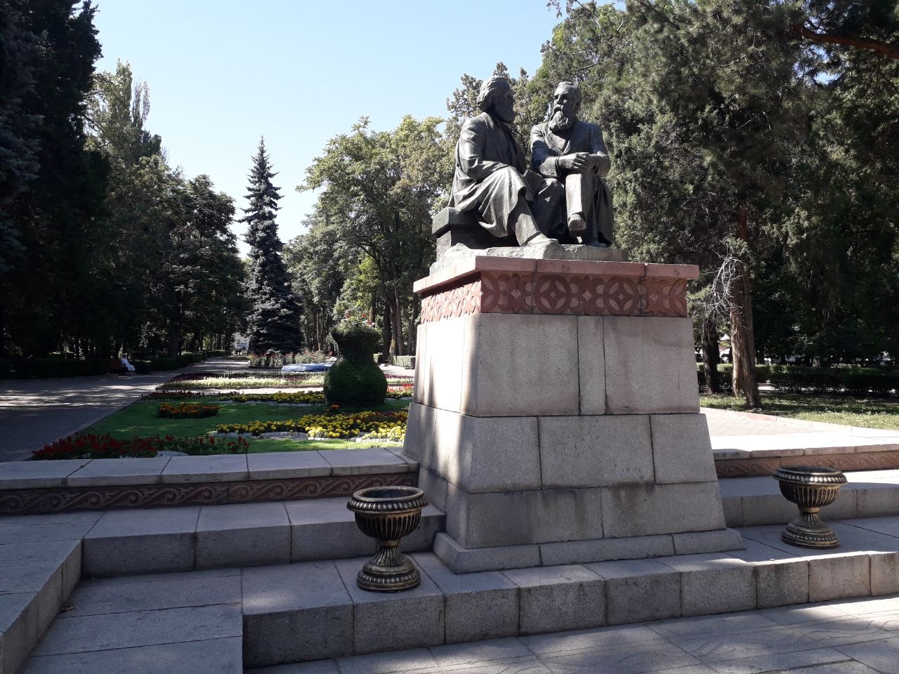 Памятник К.Марксу, Ф.Энгельсу и И.В. Сталину. Ч.75 Бишкек, Киргизия