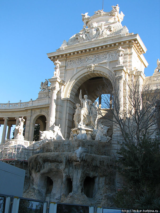 свод с гербом Марселя в окружении двух русалок свод с гербом Марселя в окружении двух русалок