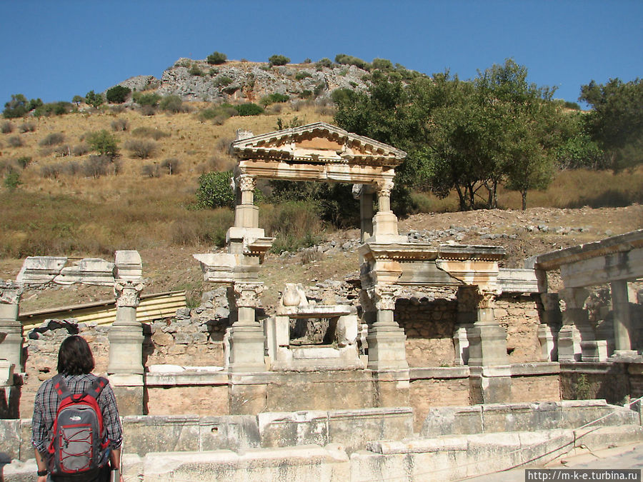 Фонтан Траяна Эфес античный город, Турция