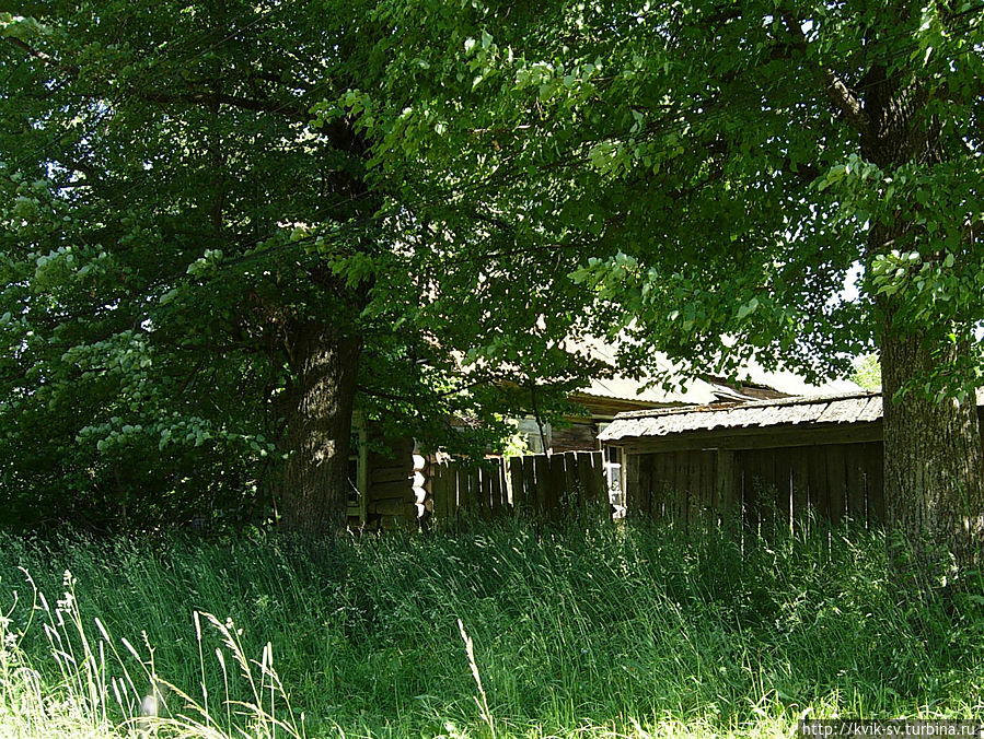 Сам поселок тоже увы уже наполовину заброшен. Сам поселок тоже увы уже наполовину заброшен.