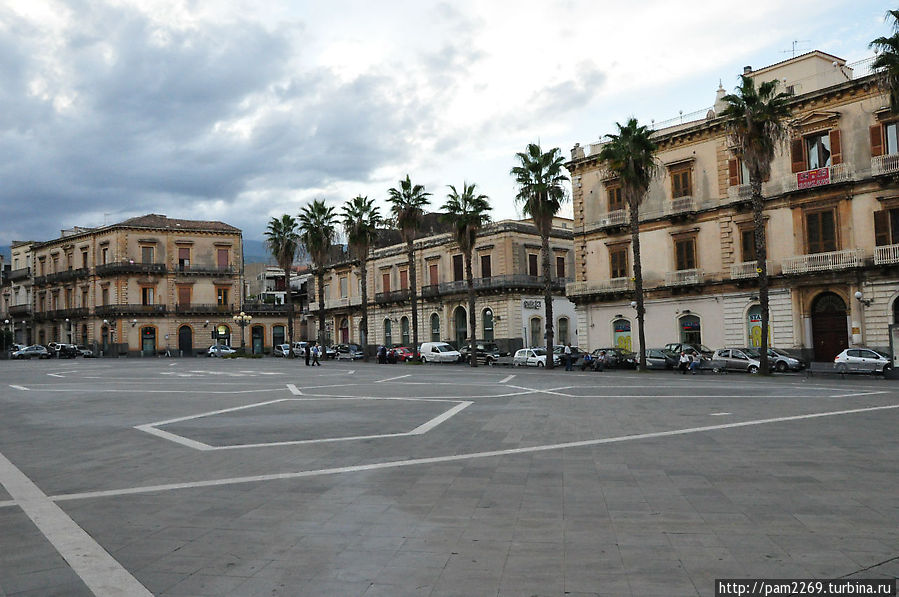 piazza Duomo, южный городок Джарре, Италия