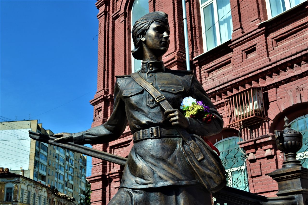 Памятник военной медсестре Саратов, Россия