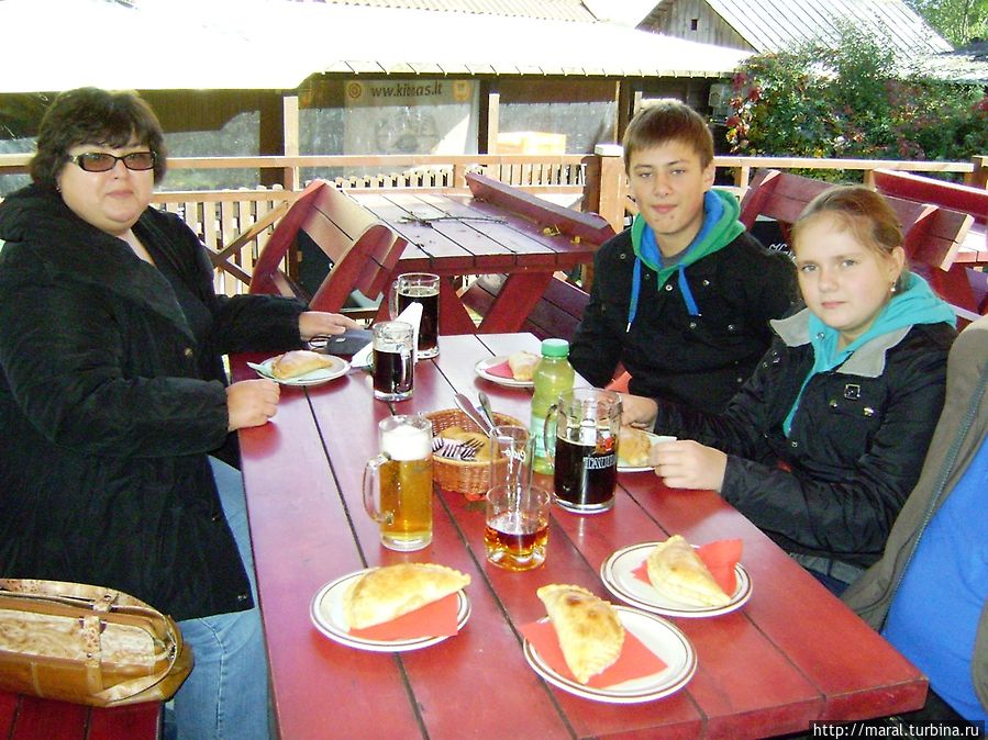 Хорошо сидим — кибинаи едим Тракай, Литва