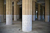 Зал ста колон, на самом деле колон 86. Колонны поддерживают верхнюю эспланаду, проще говоря, площадь, со знаменитой бесконечной скамьей.