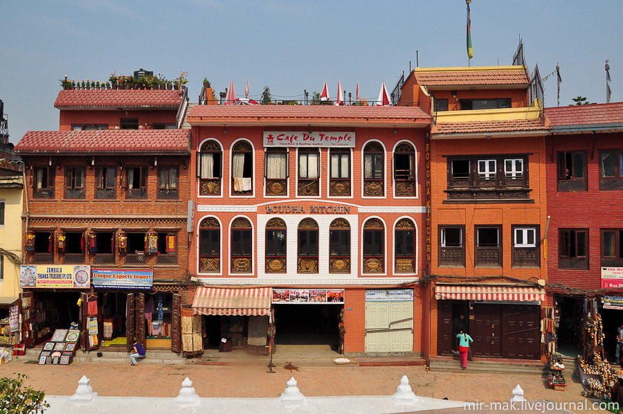 Кухня Будды — кафе с видом на ступу. Кухня Будды — кафе с видом на ступу.