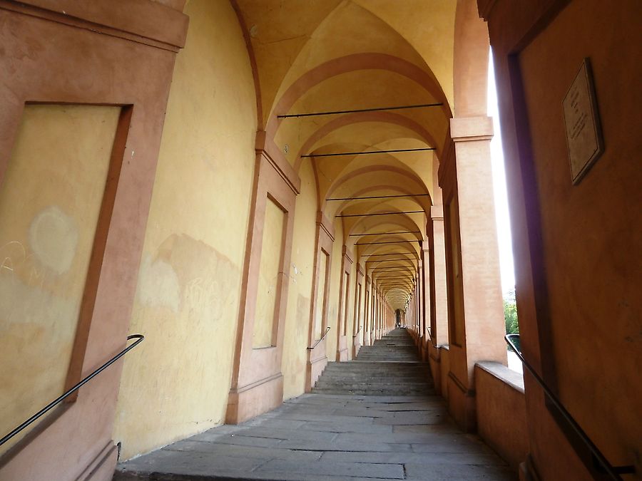 Улица, портики и Базилика Святого Луки Болонья, Италия Улица, портики и Базилика Святого Луки Болонья, Италия