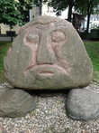 Это Каменная голова (в народе ее называют так же Колобок и Ливская голова) на площади Ливу в Риге. Была найдена археологами в Саласпилсе в XIX веке.