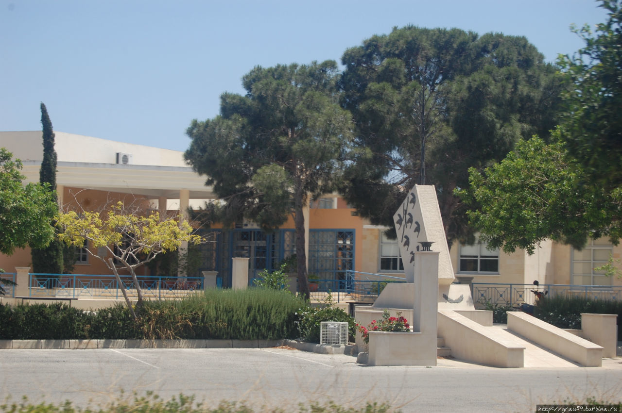 Памятник павшим и пропавших без вести(возле школы) / Μνημείο πεσόντων και αγνοουμένων Παραλιμνίου (Β')