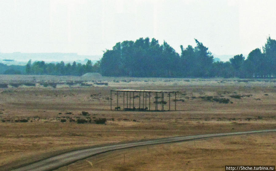 вдали видны искусственные навесы и места кормления антилоп Остров Джубейл, ОАЭ