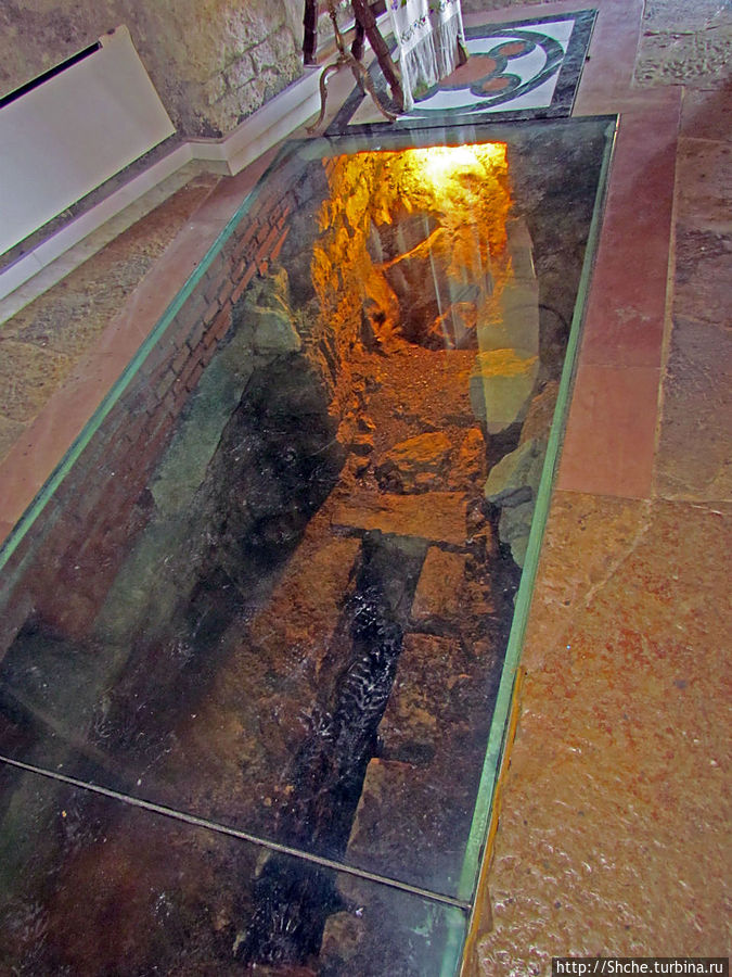 в полу есть пара мест, где стелнянный пол демострирует мтаринные фундаметы Республика Сербская, Босния и Герцеговина