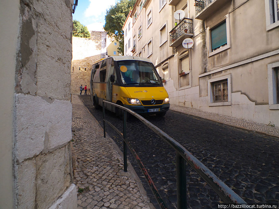 Собственно сам автобус, прям наша маршрутка, вот только намного удобней Лиссабон, Португалия
