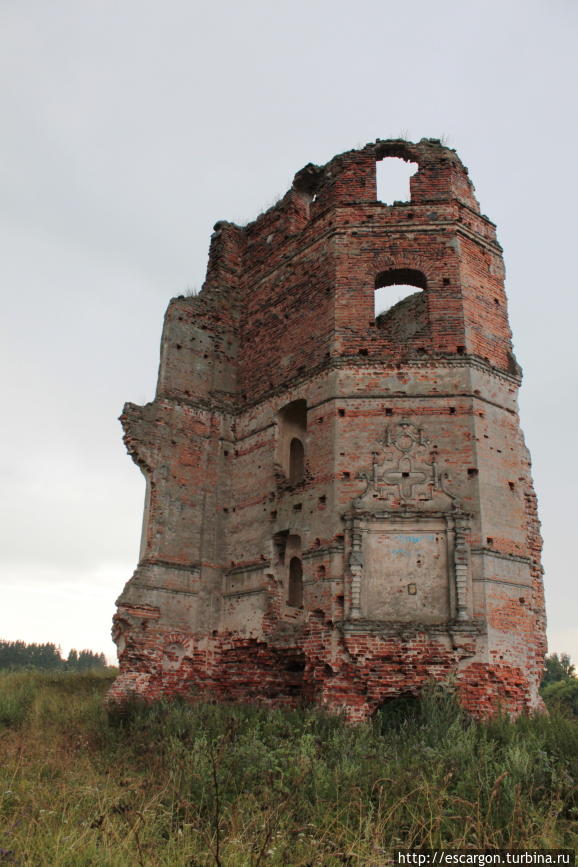 Развалины старого замка под проливным дождем Смоляны, Беларусь