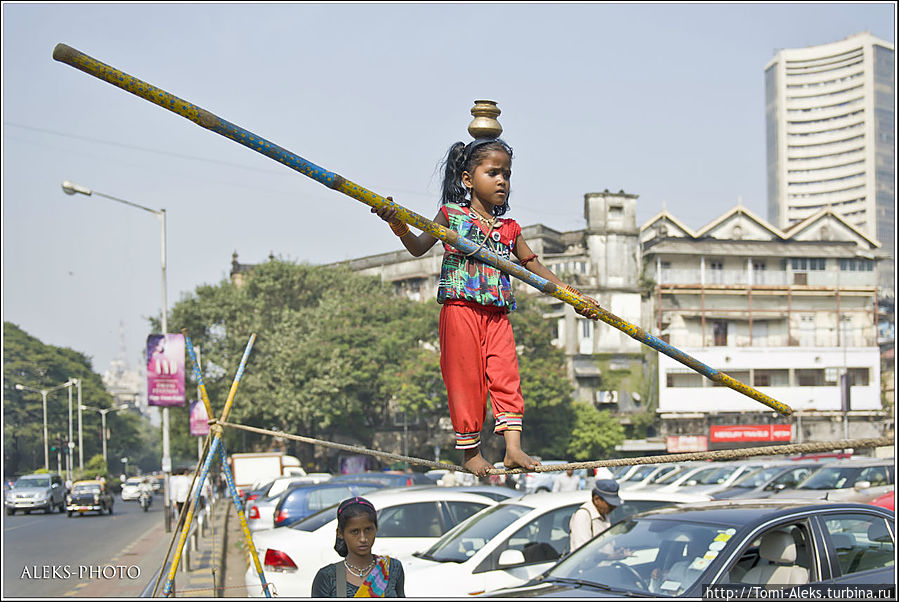 Эту крошку мы встретили на одной из площадей в центре. Вот таким непростым порой бывает зарабатывание куска хлеба в Бомбее. Походи вот так весь день на жаре по веревке, да еще с горшком на голове. И ведь редко кто остановится и даст ей рупии — здесь к подобному привыкли. Лишь для туристов — это экзотика... Эту крошку мы встретили на одной из площадей в центре. Вот таким непростым порой бывает зарабатывание куска хлеба в Бомбее. Походи вот так весь день на жаре по веревке, да еще с горшком на голове. И ведь редко кто остановится и даст ей рупии — здесь к подобному привыкли. Лишь для туристов — это экзотика...