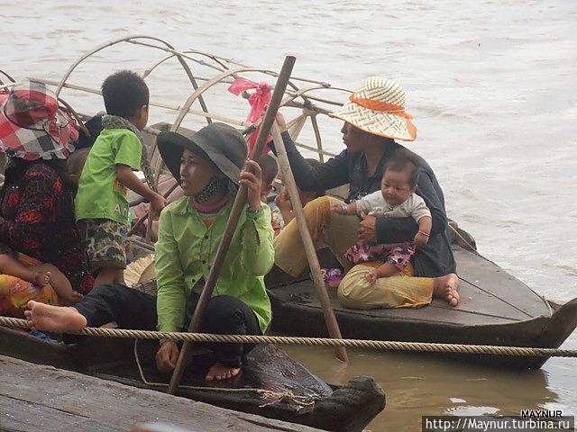 Очень настойчиво *просят* деньги. Очень настойчиво *просят* деньги.