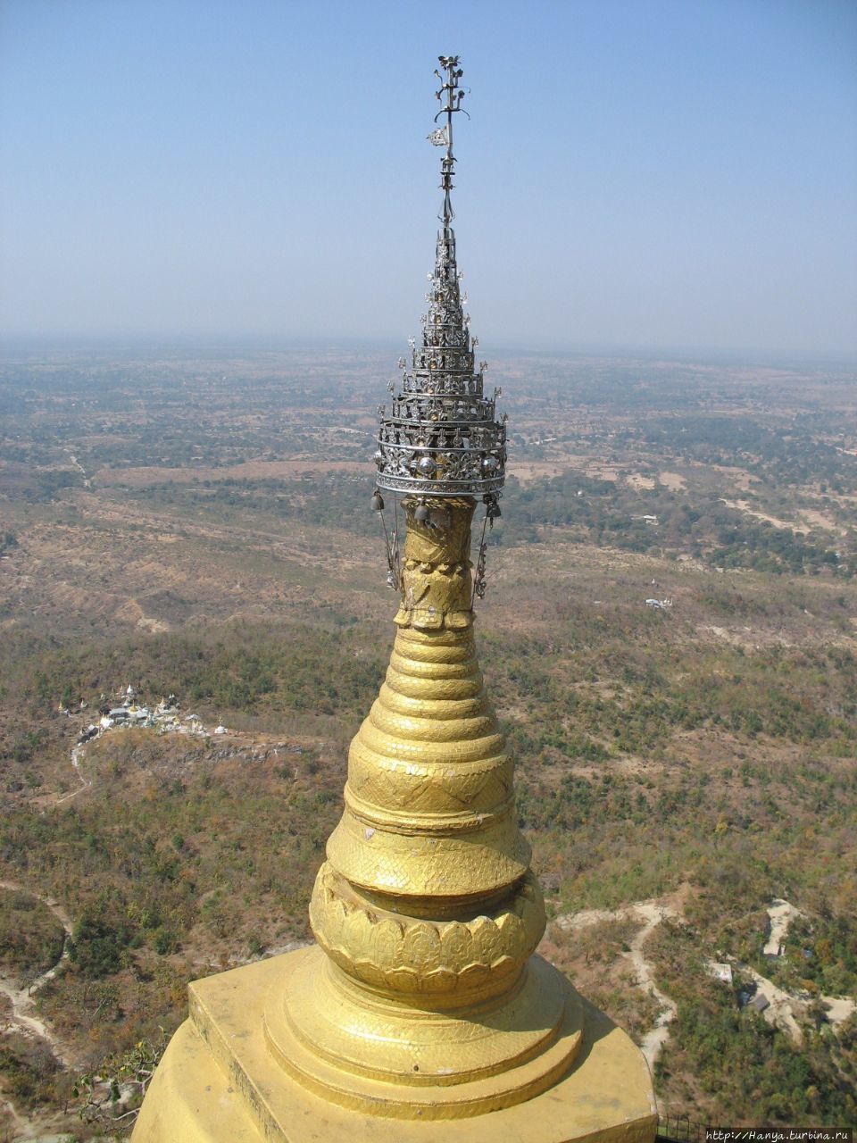 Вулканическая гора с монастырем Поупа Национальный парк горы Попа, Мьянма
