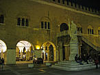 Дворец Треченто (Palazzo dei Trecento, начало XIV века), построенный в романском стиле, площадь Независимости.