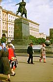 У памятника Юрию Долгорукому.
Москва, СССР, 1956 год. (Jacques Dupâquier)