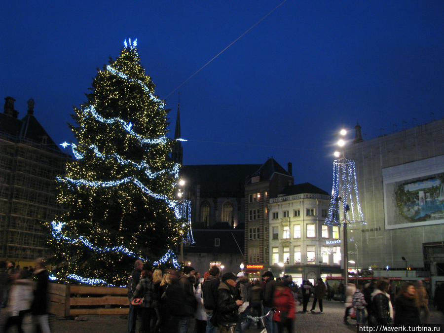 Новогодняя ёлка на площади Дам. Амстердам, Нидерланды