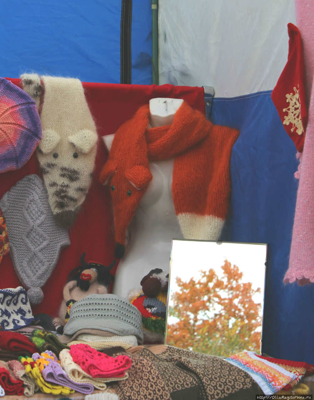 Иногда на ярмарках встречаются забавные  вещицы. Например, вот такой мохеровый шарф в виде лисицы:) Петрозаводск, Россия