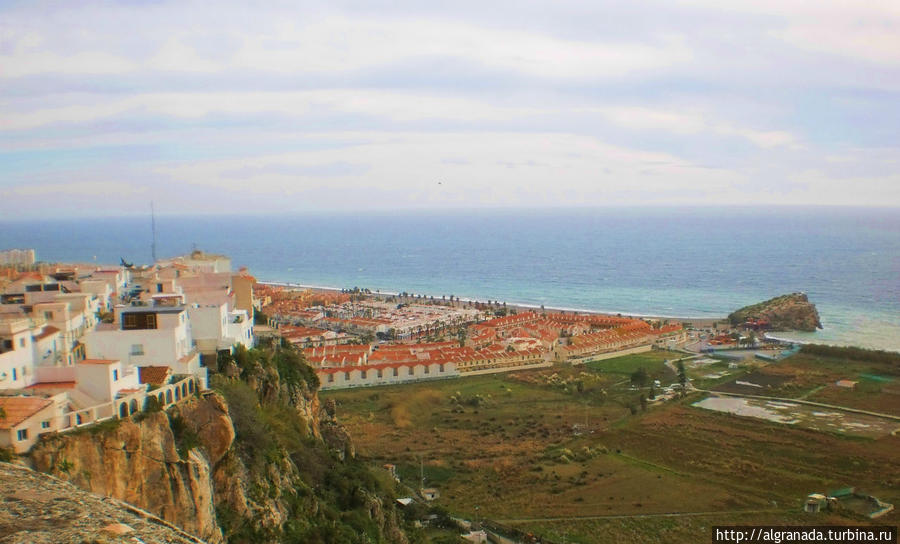 Бугенвилия, замок и море Салобренья, Испания