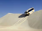 Автобусный слалом на песчаных дюнах Австралии
